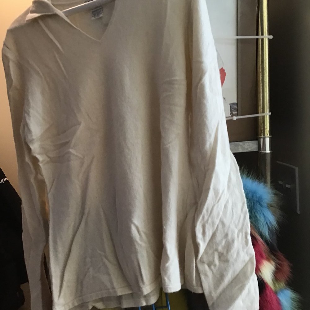 Preowned beige (off white) v-neck cashmere sweater